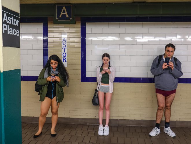 Photos: No Pants On The Subway? Now We've Seen Everything! - Gothamist