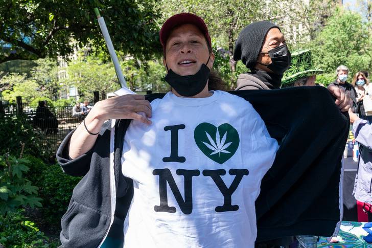 NY awards first batch of long-awaited licenses for recreational marijuana dispensaries