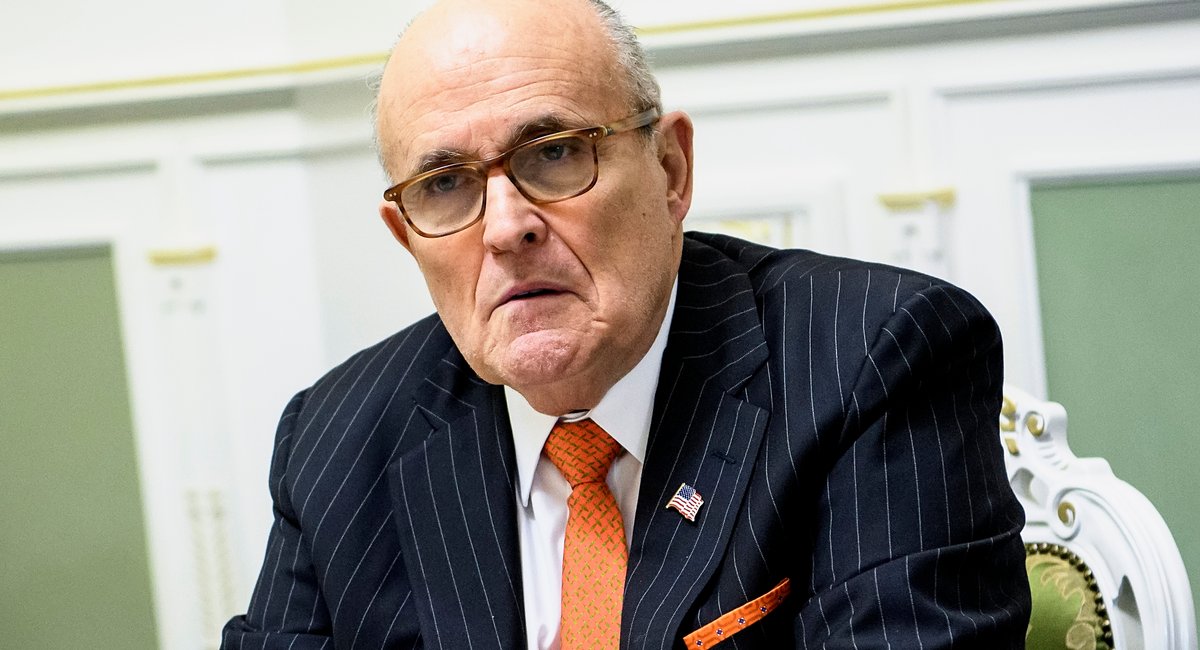 La chute de Rudy Giuliani : Comment il est passé du statut de “maire de l’Amérique” à celui de co-conspirateur présumé dans un scandale national