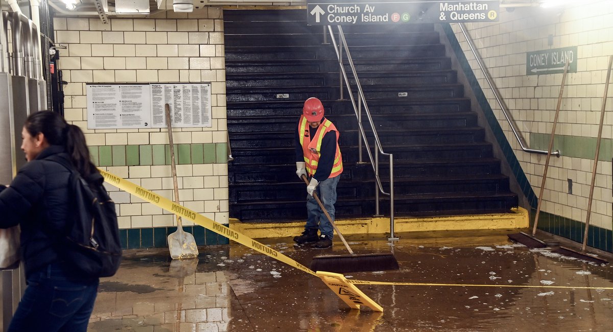 O MTA afirma que o transporte coletivo de Nova York precisa urgentemente melhorar a resiliência climática