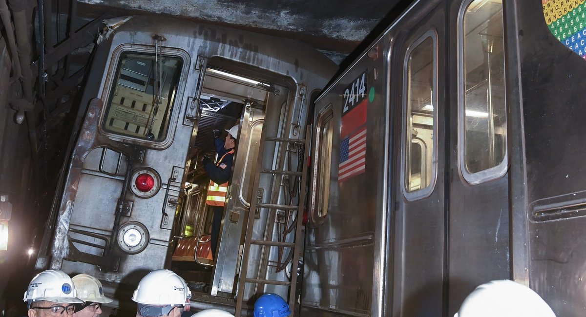 Анатомия на катастрофа в метрото в Ню Йорк: Десетки решения и дерайлиране