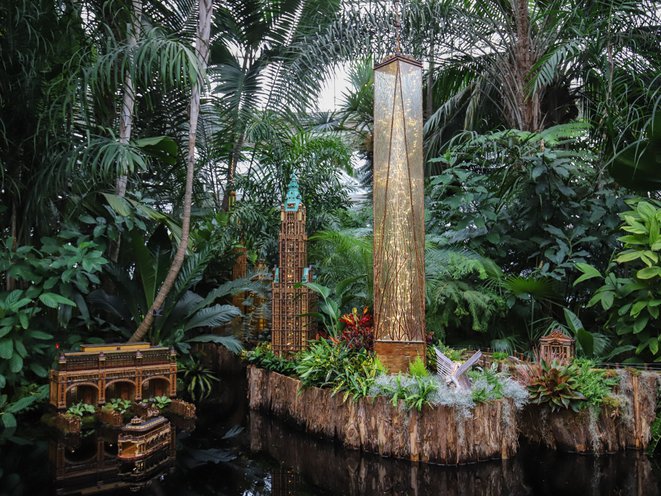 Inside The New York Botanical Garden S Enchanting 2018 Holiday